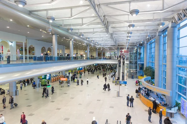 Moskva - den 23 november, 2013: människor i hallen på flygplatsen gör — Stockfoto