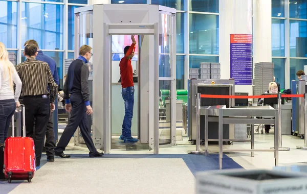 Moskou - 23 november 2013: mensen in de hal van de luchthaven doen — Stockfoto