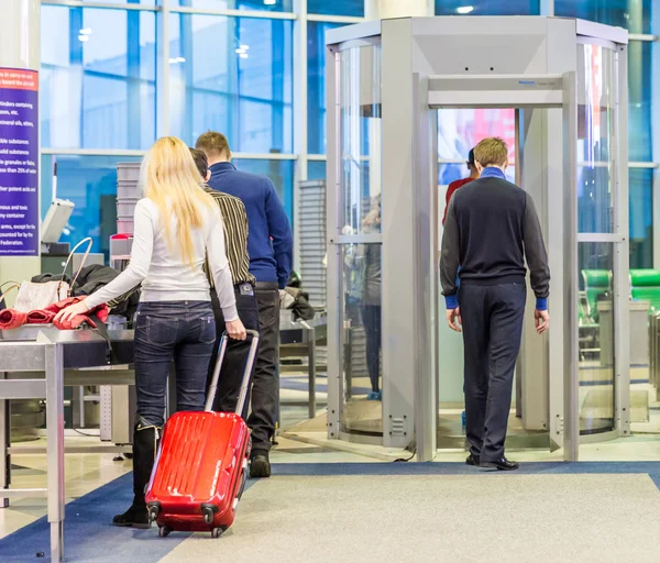 Moskva - den 23 november, 2013: människor i hallen på flygplatsen gör — Stockfoto