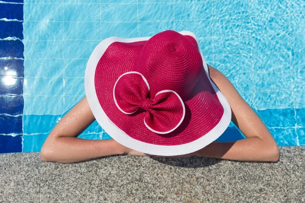 Kvinna i rosa hatt — Stockfoto