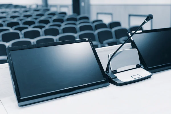 Rostrum na sala de conferências — Fotografia de Stock