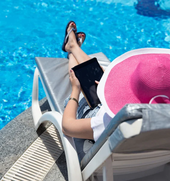 Woman on sunbed — Stock Photo, Image