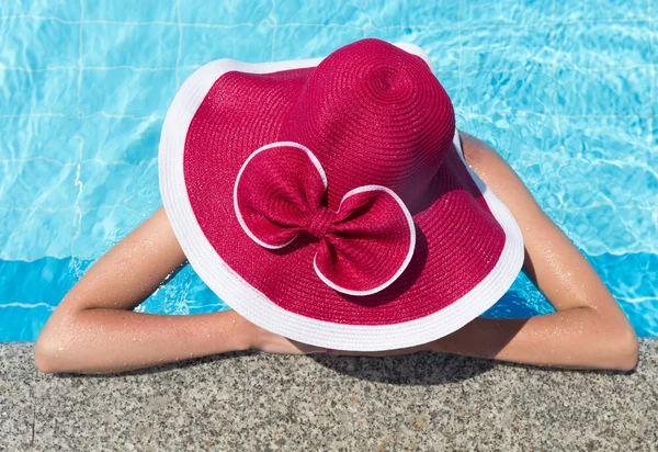 Femme en chapeau rose — Photo