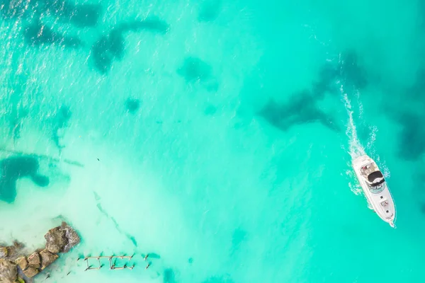 Toller Blick von oben auf die Yacht. Luftaufnahme eines luxuriös schwimmenden kleinen Schiffes im blauen karibischen Meer. Jacht auf dem Meer in Cancun in Mexiko — Stockfoto