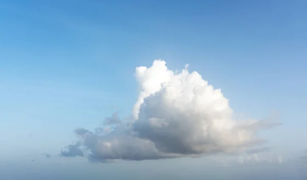 Una gran nube blanca en el cielo azul sobre el paisaje marino. Nube sobre el océano panorama de agua, horizonte, hermoso caribe tropical día de verano paisaje marino vista panorámica, tiempo nublado con espacio de copia —  Fotos de Stock