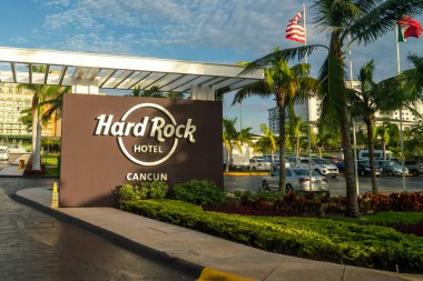 Cancun, Meksika - 16 Eylül 2021: Hard Rock Cancun Oteli tabelası otelin girişinde. Riviera Maya, Yucatan Yarımadası 'ndaki lüks tatil beldesi.