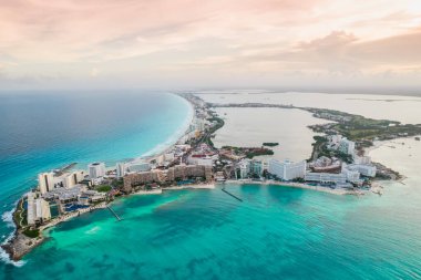 Meksika 'daki Cancun plajı ve otel bölgesinin panoramik görüntüsü. Meksika tatil köyünün Karayipler kıyısı manzarası. Yucatan Yarımadası 'ndaki Quintana Roo bölgesinde Riviera Maya.