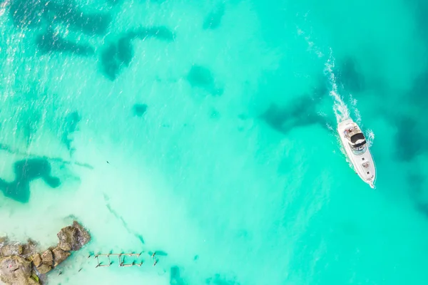 Toller Blick von oben auf die Yacht. Luftaufnahme eines luxuriös schwimmenden kleinen Schiffes im blauen karibischen Meer. Jacht auf dem Meer in Cancun in Mexiko — Stockfoto