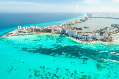 Meksika 'daki Cancun plajının havadan görüntüsü. Yucatan Yarımadası 'ndaki Karayip kıyı manzarası