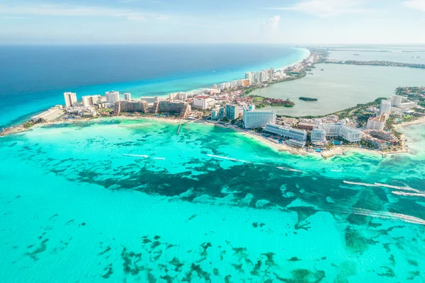 Vista aérea de la playa de Cancún en México. Paisaje de la costa caribeña en la península de Yucatán — Foto de Stock