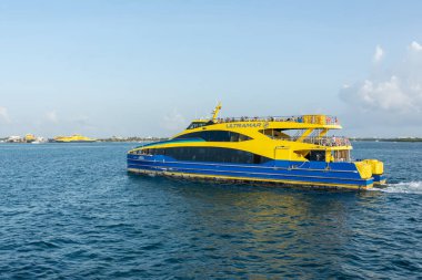 Cancun, Meksika - 13 Eylül 2021: Ultramar feribotu Cancun 'dan Mujeres Adası' na turistlerle seyahat ediyor