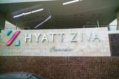 Cancun, Meksika - 16 Eylül 2021 Hyatt Ziva Cancun Oteli tabelası. Riviera Maya, Yucatan Yarımadası 'ndaki lüks tatil beldesi.