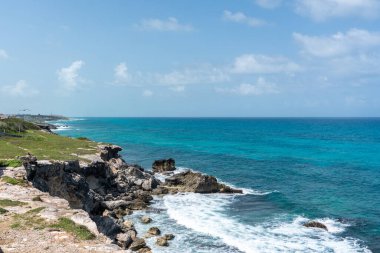 Punta Sur - Isla Mujeres 'in en güney noktası, Meksika. Karayip denizinde kayalıkları olan plaj