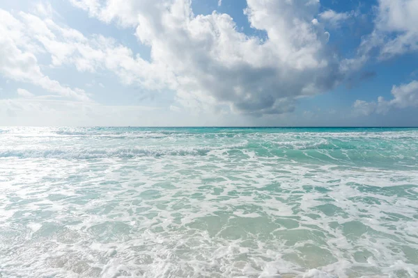 Caribbean Sea Horizon e Blue Sky con nuvole. Estate sfondo spiaggia. Vista panoramica dell'oceano turchese — Foto Stock