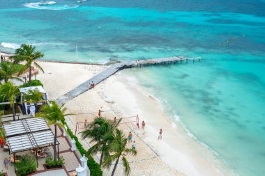 Meksika, Cancun 'da lüks bir otelde voleybol oynayan turistler.