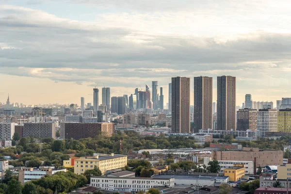 Panorama aéreo de Moscú con vista al distrito de Moscú. Rascacielos en el centro de la capital. Panorama de la ciudad rusa al atardecer. Arquitectura rusa —  Fotos de Stock