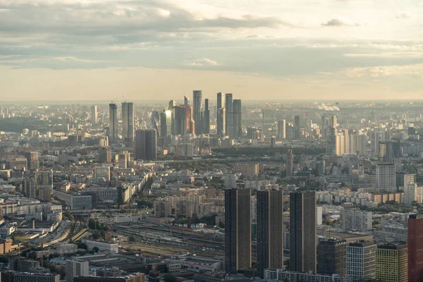 Panorama aéreo de Moscou com vista para o distrito da cidade de Moscou. Arranha-céus no centro da capital. Panorama da cidade russa durante o pôr do sol. Arquitetura russa — Fotografia de Stock