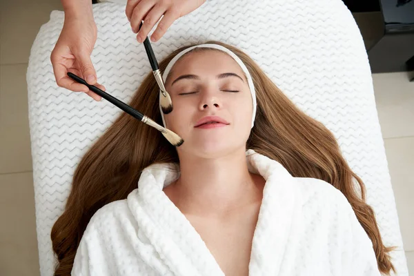 美容クリニックでブラシ治療を受ける女性。顔のスキンケアの概念。スパ・サロンでリラックス — ストック写真