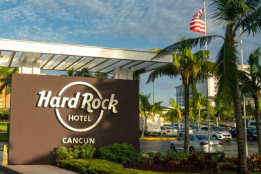 Cancun, Meksika - 16 Eylül 2021: Hard Rock Cancun Oteli tabelası otelin girişinde. Riviera Maya, Yucatan Yarımadası 'ndaki lüks tatil beldesi.