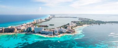 Meksika 'daki Cancun plajı ve şehir otelinin havadan panoramik manzarası. Plaj Playa Caracol ve Kukulcan yolu ile Meksika tatil beldesinin Karayip sahili manzarası. Quintana Roo bölgesinde Riviera Maya