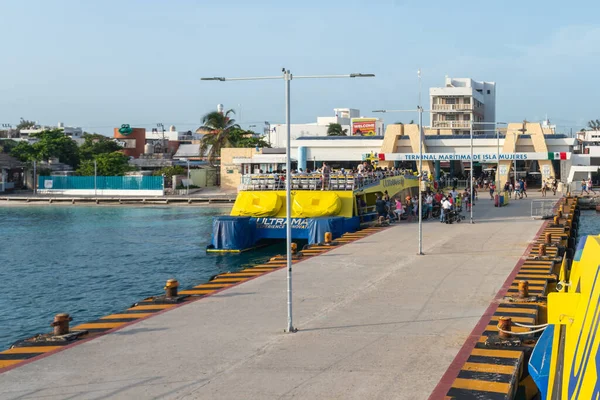 Исла-Мухерес, Мексика - 13 сентября 2021 года: Вид на паромный порт с судном Ultramar на острове Мухерес, Канкун, Мексика — стоковое фото