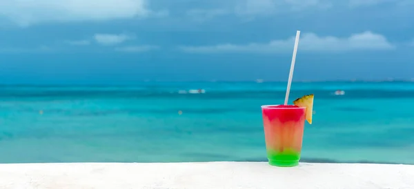 Cocktail com mar caribenho no fundo. Conceito de belas férias tropicais — Fotografia de Stock