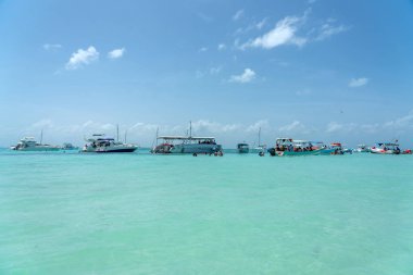 Isla Mujeres, Cancun, Meksika - 13 Eylül 2021: Güzel Karayip plajı Playa Norte veya Cancun, Meksika yakınlarındaki Isla Mujeres 'deki kuzey plajı