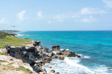 Punta Sur - Isla Mujeres 'in en güney noktası, Meksika. Karayip denizinde kayalıkları olan plaj