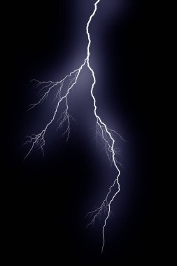 Siyah arka planda yıldırımlar izole edilmiş. Yıldırım elektrik çarpması. Gök gürültülü ve şimşek