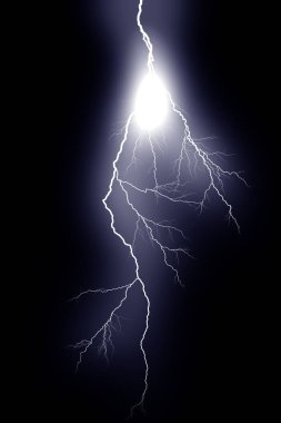 Siyah arka planda yıldırımlar izole edilmiş. Yıldırım elektrik çarpması. Gök gürültülü ve şimşek