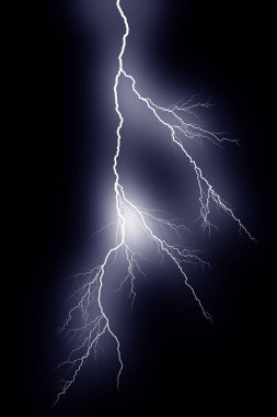 Siyah arka planda yıldırımlar izole edilmiş. Yıldırım elektrik çarpması. Gök gürültülü ve şimşek