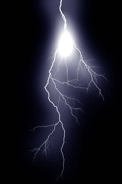 Bliksemschichten geïsoleerd op zwarte achtergrond. Een blikseminslag. Onweer en bliksem — Stockfoto