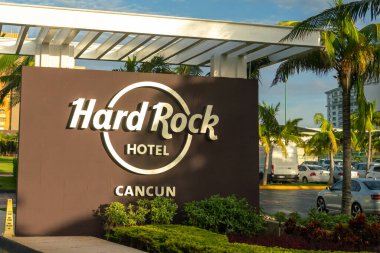 Cancun, Meksika - 16 Eylül 2021: Hard Rock Cancun Oteli tabelası otelin girişinde. Maya Riviera, Yucatan Yarımadası 'ndaki lüks tatil beldesi.