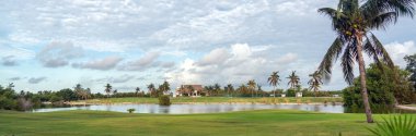 Meksika, Cancun 'daki Kukulcan Bulvarı golf sahasında. Lüks tatil köyü oyunu