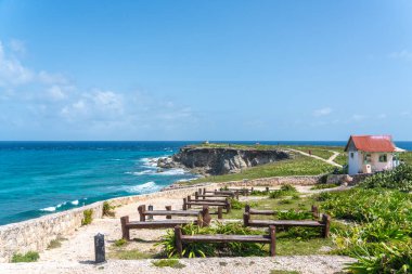 Punta Sur - Isla Mujeres 'in en güney noktası, Meksika. Karayip denizinde kayalıkları olan plaj