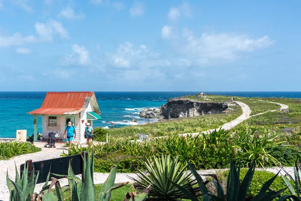 Исла-Мухерес, Канкун, Мексика - 13 сентября 2021 года: Пунта-Сур - самая южная точка острова Мухерес, Мексика. Пляж со скалами на Карибском море — стоковое фото