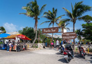 Isla Mujeres, Cancun, Meksika - 13 Eylül 2021: Punta Sur tabelası girişte. Punta Sur - Isla Mujeres 'in en güney noktası, Meksika. Karayip denizinde kayalıkları olan plaj