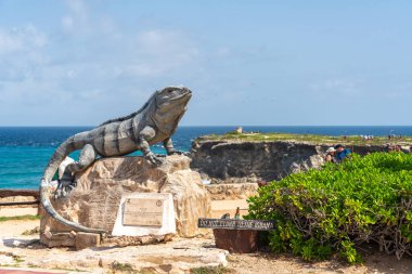 Isla Mujeres, Cancun, Meksika - 13 Eylül 2021: Punta Sur - Isla Mujeres, Meksika 'nın en güney noktası. Isla Mujeres adasında iguana heykeli