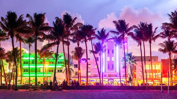 Μαϊάμι Μπιτς στον ωκεανό Drive ξενοδοχεία και εστιατόρια το ηλιοβασίλεμα. Στον ορίζοντα της πόλης με φοινικόδεντρα τη νύχτα. Art Deco νυχτερινή ζωή στη νότια παραλία — Φωτογραφία Αρχείου
