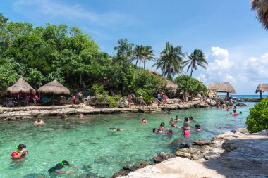 Cancun, Meksika - 13 Eylül 2021: Maya Riviera tatil beldesi XCaret Parkı 'nda Şnorkelleme.