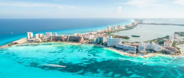 Meksika 'daki Cancun plajının havadan görüntüsü. Yucatan Yarımadası 'ndaki Karayip kıyı manzarası