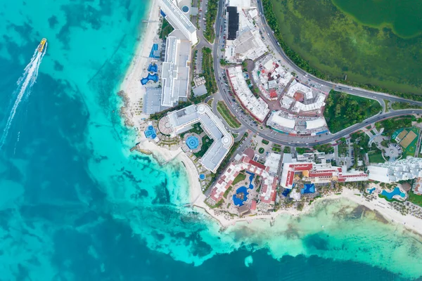 Panoramiczny widok z lotu ptaka na plażę Cancun i strefę hotelową miasta w Meksyku. Karaibski krajobraz wybrzeża meksykańskiego kurortu z plażą Playa Caracol i drogą kukulkańską. Riwiera Maya w regionie Quintana roo na — Zdjęcie stockowe