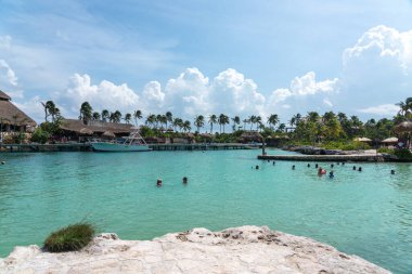 Cancun, Meksika - 13 Eylül 2021: Maya Riviera tatil beldesindeki XCaret parkındaki göl. XCaret, Meksika Mayan Riviera 'sında ünlü bir eko-turizm parkı.