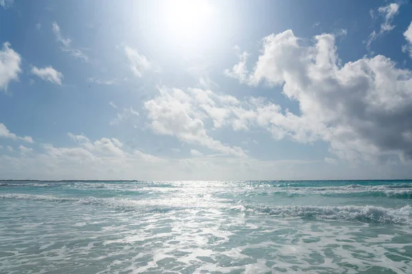 Karayip Denizi Ufku ve bulutlu Mavi Gökyüzü. Yaz sahili geçmişi. Turkuaz okyanusun panoramik görüntüsü — Stok fotoğraf