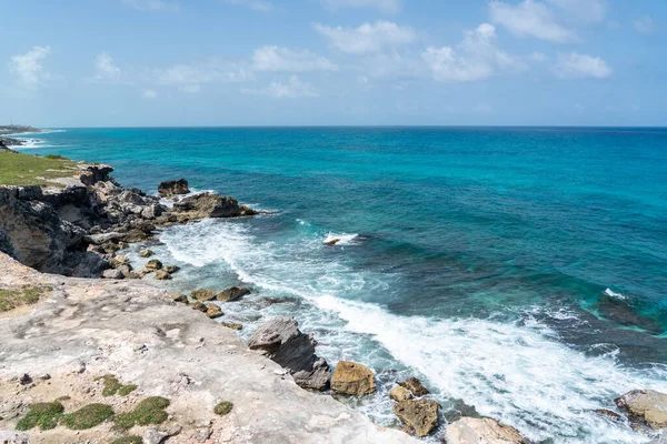 Пунта-Сур - самая южная точка острова Мухерес, Мексика. Пляж со скалами на Карибском море — стоковое фото