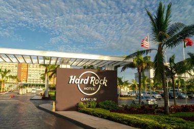 Cancun, Meksika - 16 Eylül 2021: Hard Rock Cancun Oteli tabelası otelin girişinde. Riviera Maya, Yucatan Yarımadası 'ndaki lüks tatil beldesi.