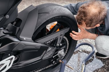 STAVROPOL, RUSSIA - 28 Mayıs 2020: BMW siyah spor bisikleti. Rusya 'nın Stavropol şehrinde modern güçlü motosiklet