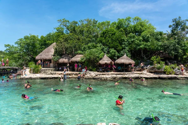 Cancún, México - 13 de setembro de 2021: Mergulho com snorkel no parque XCaret na estância de Riviera Maia. — Fotografia de Stock