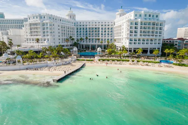 Cancún, México - 17 de septiembre de 2021: Vista del hermoso Hotel Riu Palace Las Americas en la zona hotelera de Cancún. Riviera Maya en Quintana roo en la península de Yucatán. Vista panorámica aérea de todos — Foto de Stock