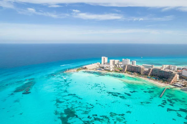 Vista aérea de la playa de Cancún en México. Paisaje de la costa caribeña en la península de Yucatán — Foto de Stock